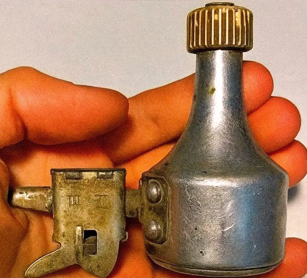 A simple rusty object can wake up a whole childhood. When I found this little metal object in the garden, I didn’t think it would bring back so many memories and a whole time.